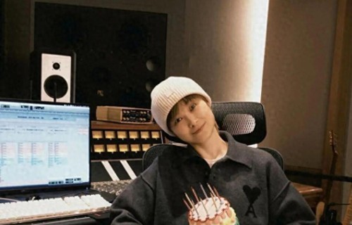 李宇春42岁晒歪脖蛋糕：一句“我是自由的风”，道破多少人的婚恋焦虑