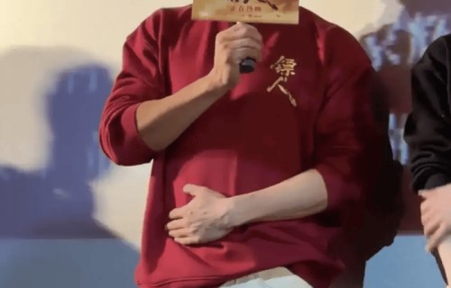 吴京谢霆锋三搭《镖人》吴京金句“我夫人姓谢”引爆路演