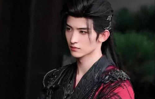 《不让江山》男主换人，杨洋因项目等级不符拒演，陈哲远接替