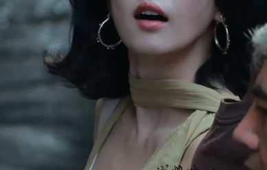 白鹿发现代拍爬上树后是如何应对的？