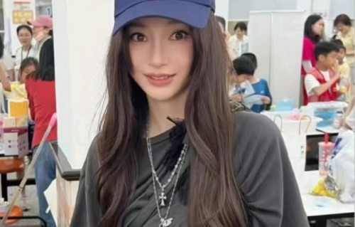 Angelababy素颜当妈接地气！连续三年参加儿子义卖会获赞|T恤|小海绵|未曝光正脸|海绵|母亲
