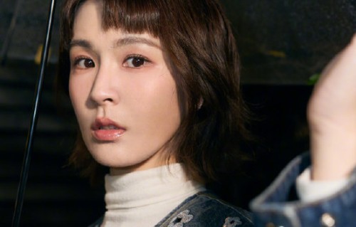 曾沛慈从演员转型歌手的演艺经历对她的舞台表现有何影响？