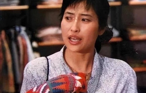 演员许娣：嫁给初恋恩爱43年生一子，拍戏挣的钱全给丈夫
