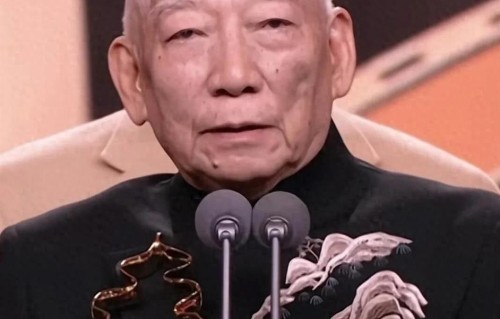 81岁袁和平拿奖，吴京递奖杯！李连杰甄子丹为何不捧场？真相曝光