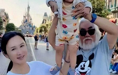 75岁张纪中为爱改头换面剃胡子染黑发，小31岁娇妻更爱了！