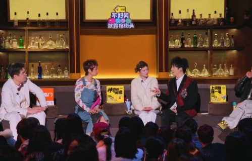 男星大张伟“自曝第一次见岳父时喝吐了”，擦干净身上却漏了鞋子，赵露思：“幸好不是洞洞鞋，不然全漏了”|不好笑就露宿街头|尴尬|综艺|乐队|嘻唰唰