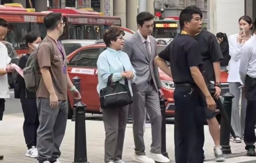 偶遇陈伟霆母子出街，俊朗儿子冻龄妈妈超养眼，低调陪伴尽显暖心
