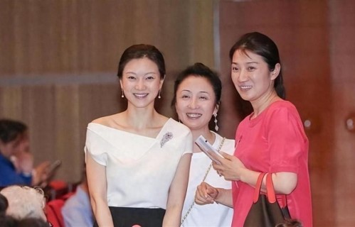 张艺谋也没想到，养了27年的陈婷，竟会亲手摘掉张艺谋妻子的认证