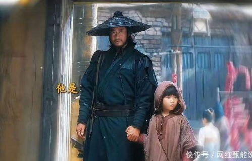 谢楠的奶奶103岁了，吴京和谢楠跪地接红包沾福气好温馨