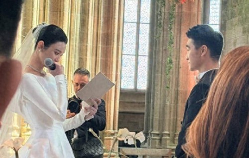 王嘉尔晒何猷君奚梦瑶婚礼幕后照片 身穿西服当伴郎好帅气