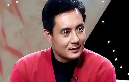 他被谢霆锋打成重伤，发妻6次流产绝情离开，如今街头卖卤肉为生