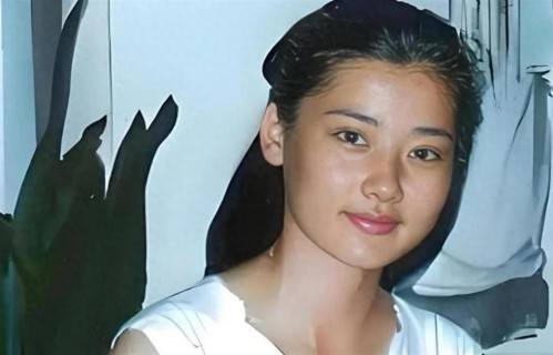 被母亲丢在影楼后，她成了万人迷，父亲为她不再娶