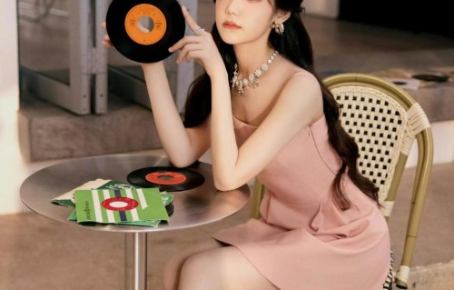 希林娜依高清新亮相，简约裙装难掩绝美身材，细直美腿太惊艳！