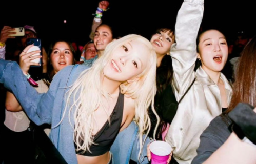 朴彩英晒与Jennie、lisa合影，标志性金发出镜，网友：“梦回组合鼎盛时期”