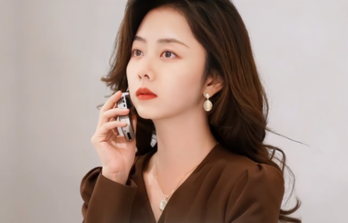 同样演受气包母亲，将46岁董璇跟55岁闫妮放一起看，差别一目了然