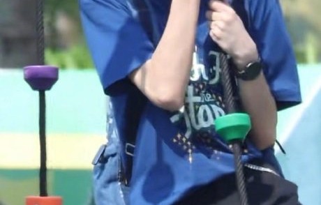 这次爬绳事件对左奇函“阳光少年”的公众形象产生了哪些影响？