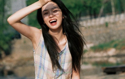 周也公主切造型的路透视频中，她与粉丝有哪些互动细节？|飞吻|发梳|直拍|权威感|生日