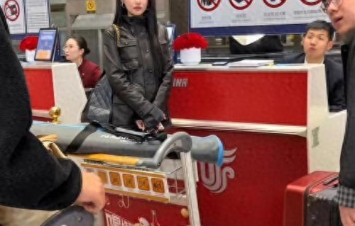 离婚后的孙怡更美了！黑皮衣搭短裙现身机场，又瘦又白少女感爆棚