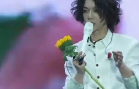 华晨宇再回应抚仙湖畔演唱会延期，称团队正寻找新场地，承诺今年内“一定会开”