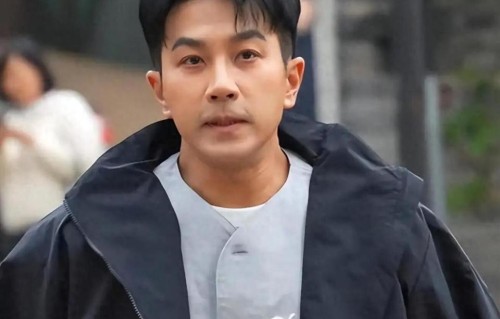 杨幂官宣喜讯仅半月，51岁刘恺威被曝新恋情小女友身材比杨幂还好