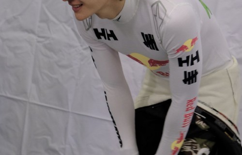 王一博85号赛车头排亮相，静候正赛