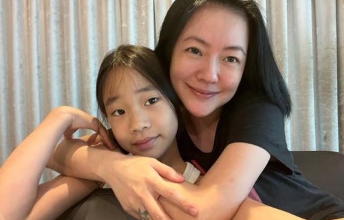 许老三提前送花庆母亲节 小S认惊恐交加:她是谁?