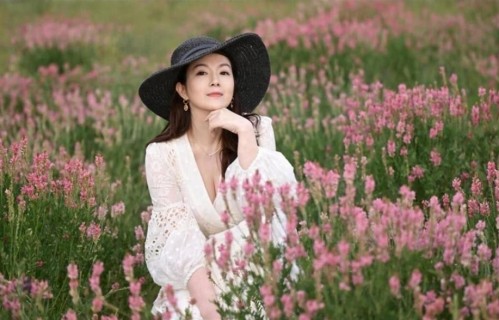 知名港星离婚后状态回巅峰！性感自拍超火辣，传获曾志伟招揽复出