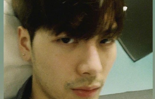 组图:王嘉尔晒隔离期每日自拍 刮胡子后清爽不少颜值重回巅峰