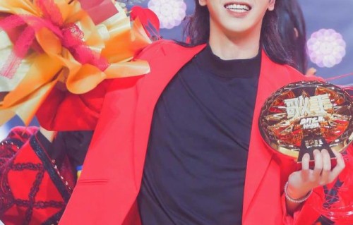 祝华晨宇9.27出道八周年快乐，勇敢驰骋，向光而行。