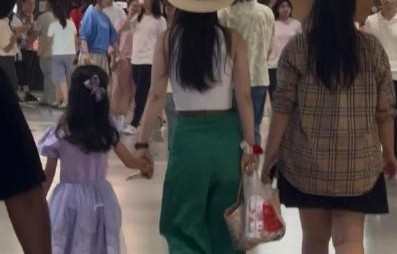 吴倩唱歌有多治愈？6岁女儿同框曝光引热议