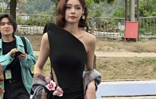 沈梦辰亮相时尚活动，不对称前卫黑裙凸显好身材，又性感又好看