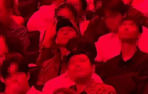 林俊杰赴纽约帕森斯!陪女友七七毕业典礼，携母亲同行破分手传闻_回应_家庭_演唱会