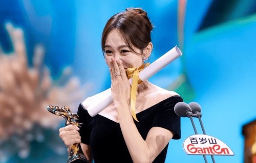 姜妍荣获白玉兰奖痛哭,从影20年不被关注,获奖感言让导演齐落泪