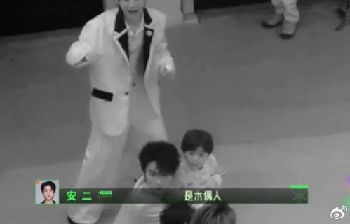 张凌赫黑暗时刻暖心捂眼护童，温柔本能引爆全网：他蹲下那一刻，教养拉满！