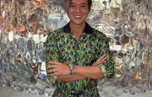 洪永时回香港看艺术展，一身土豪装引人注目，与妻子搂腰旁若无人
