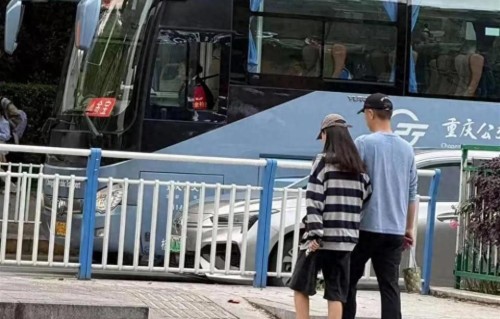 41岁孙骁骁近照曝光！脚踝细到离谱，任重一句话暴露夫妻真实关系