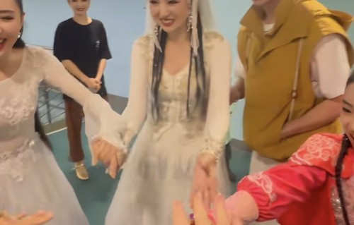 张维伊陪董璇母女演出，白T恤配马甲清爽又帅气，酒窝主动牵他手