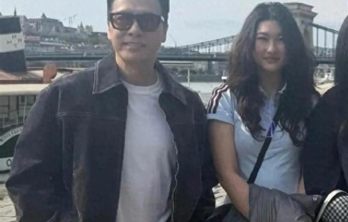 甄子丹在布达佩斯港口游玩被偶遇，完全没有沧桑感，他保养挺好的