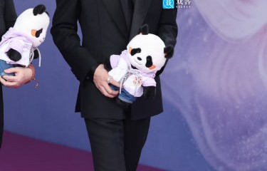 易烊千玺中戏走红毯时吃的到底是什么零食？