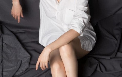 刘敏涛‖光脚丫子，慵懒白衬衫，藏不住成熟女人的韵味