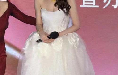 太美了！50岁李小冉出席活动，看着像30岁，肤白貌美，不唱歌最美