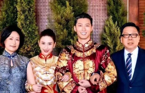 窦骁妈妈比何超莲妈妈的气质还要好，窦骁养成如此性格是有原因的