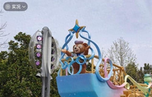 高圆圆赵又廷带女儿游迪士尼，夫妻恩爱，一家三口牵手画面太治愈