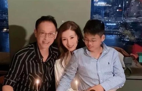 56岁的李嘉欣踩着细高跟缓缓下车，左手始终被丈夫的大手紧握着