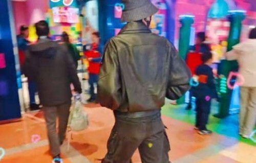 张若昀工作忙未团聚，唐艺昕带娃甜蜜现身，网友赞小公主太可爱！