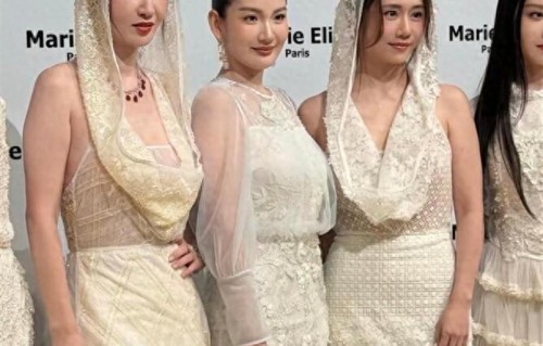 45岁张萌腰仅61厘米走秀惹争议，中年女星的无奈心酸谁能懂！