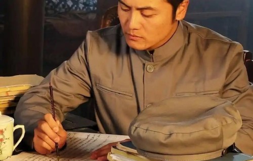 他是张嘉译的亲表弟，被表哥用11部戏带红，如今靠《主角》上央视
