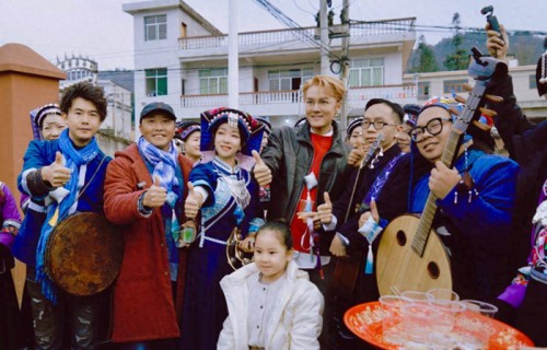 吴克群贵阳助农公益行与昂利乐队一起唱布依族劝酒歌|刘杰|爱心|乡村|贵州|菜农