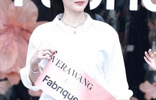 张柏芝一天连飞三地，远赴西班牙陪儿打球，以泡面充饥全程连轴转