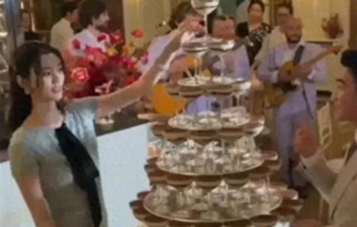 奚梦瑶法国大婚，戴4200万首饰站C位，何猷君全程温柔紧盯妻子